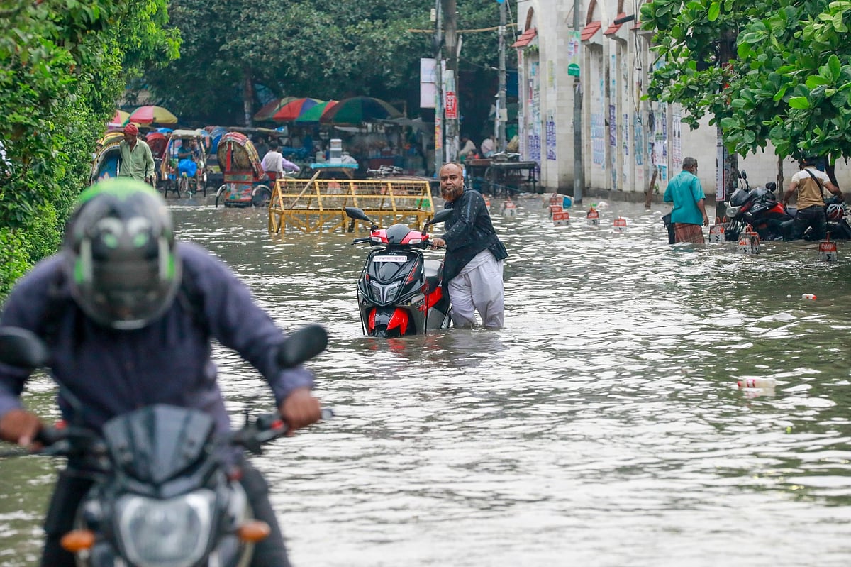 ঈদযাত্রার মধ্যে বৃষ্টির বিড়ম্বনা