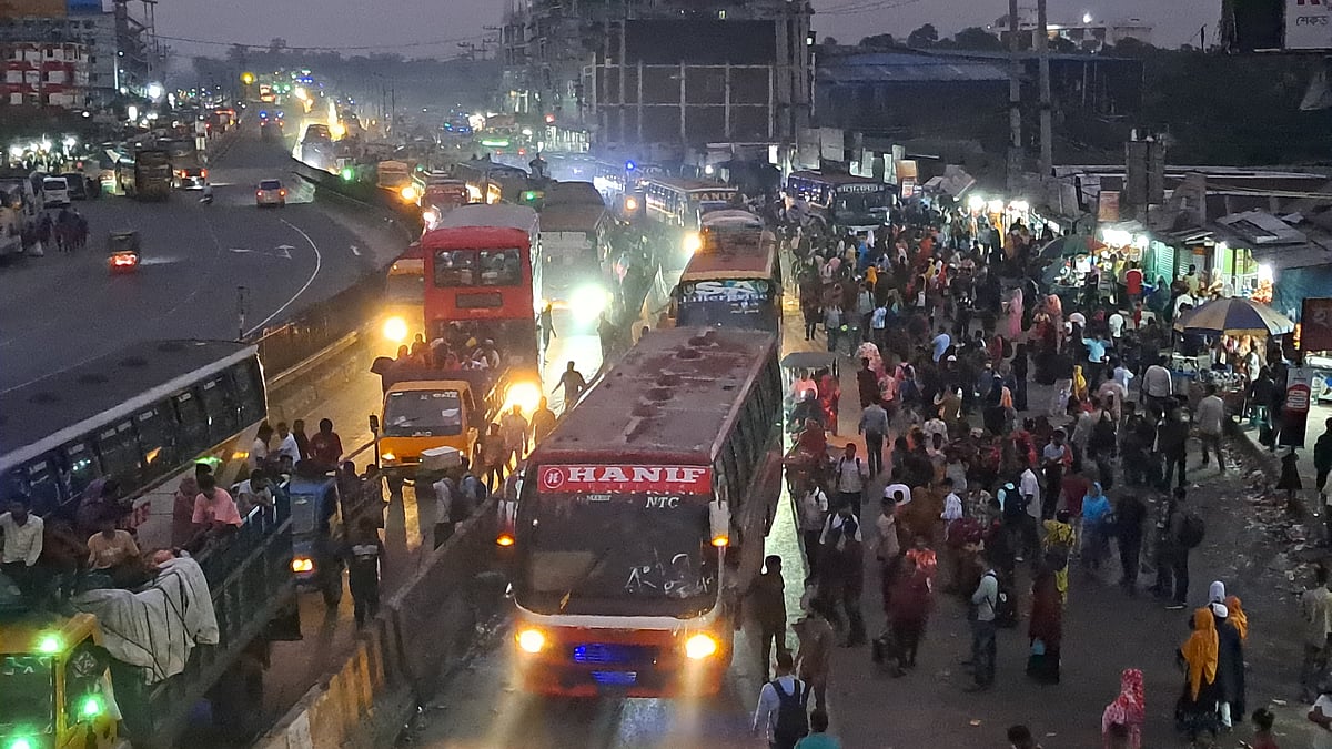 গাজীপুরে দুই মহাসড়কে তীব্র যানজটে নাকাল যাত্রীরা, বৃষ্টিতে বেড়েছে দুর্ভোগ