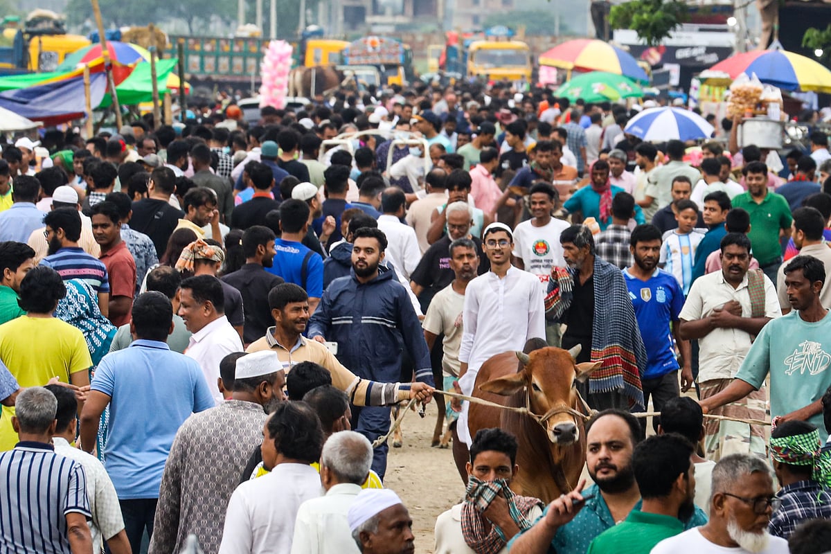রাজধানীর পশুর হাটে বেচাকেনা