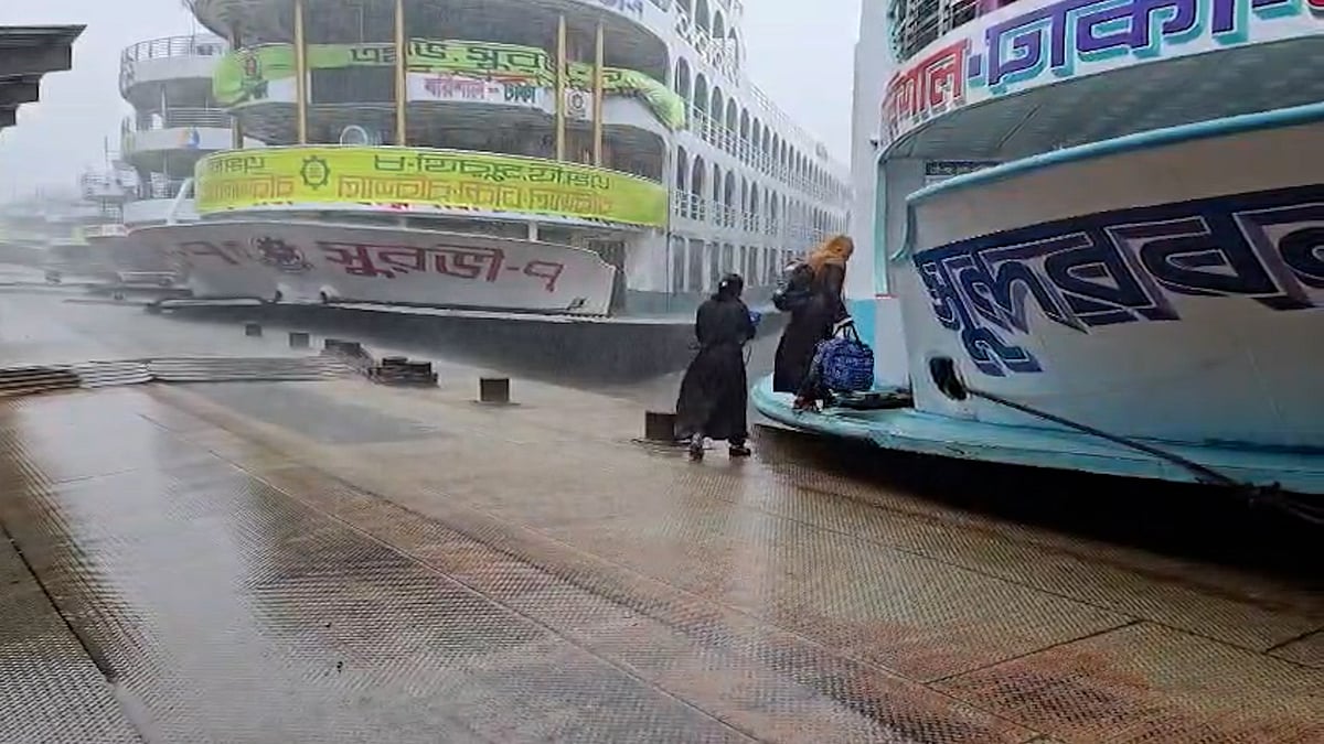 ঝড়বৃষ্টিতে ১ ঘণ্টা বন্ধ থাকার পর সদরঘাটে লঞ্চ চলাচল শুরু