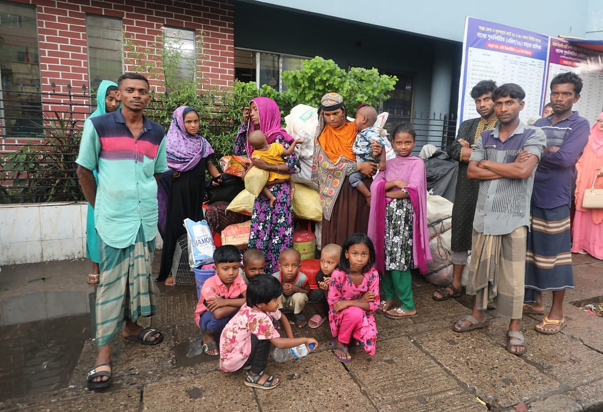 ২১ দিনের মজুরি পাননি, বাড়তি ভাড়ায় ফিরতে হচ্ছে বাড়ি