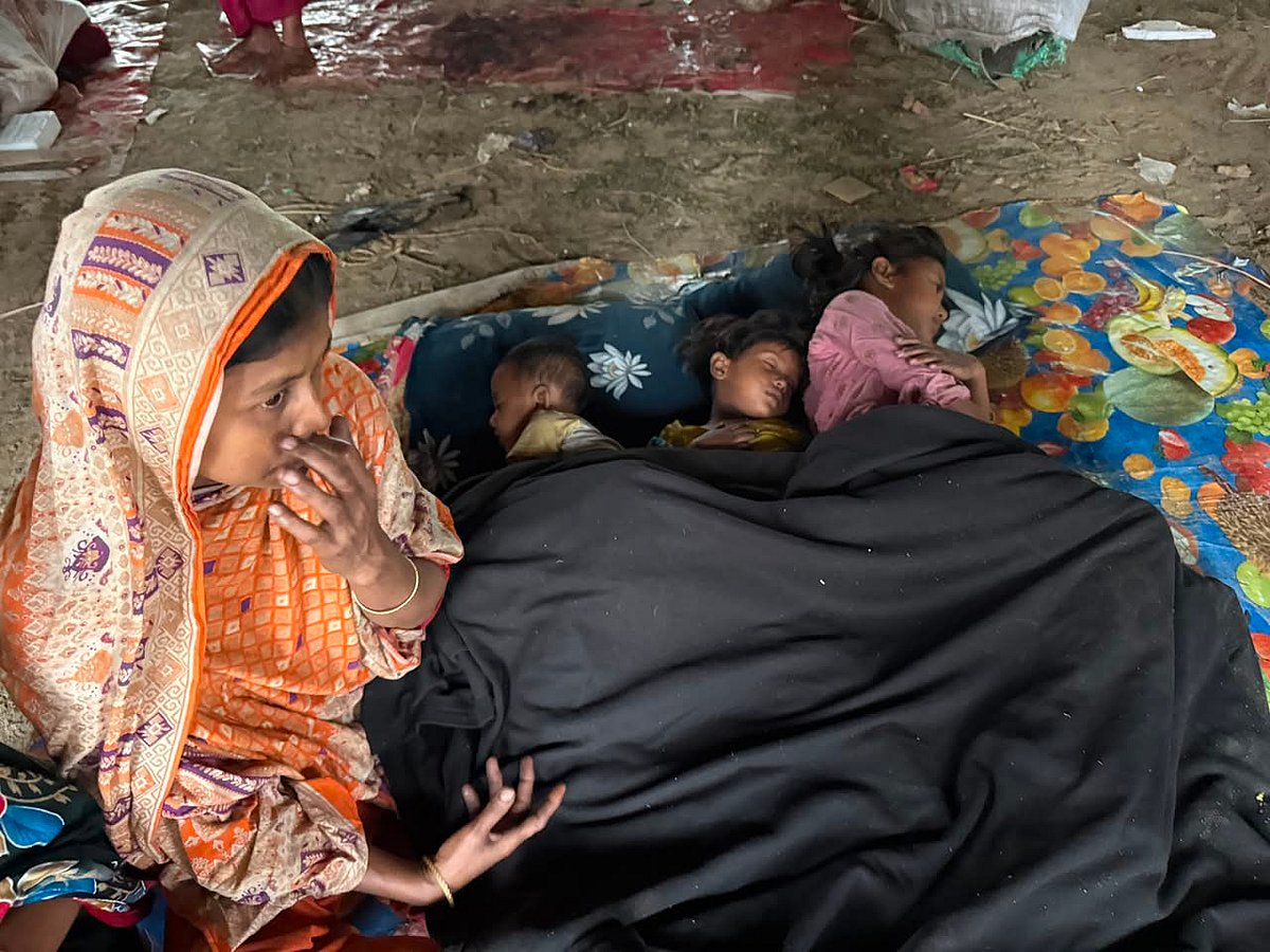 আগুনে পুড়েছে সব, ফেরেননি স্বামী, তিন সন্তানকে আঁকড়ে অপেক্ষায় এক মা