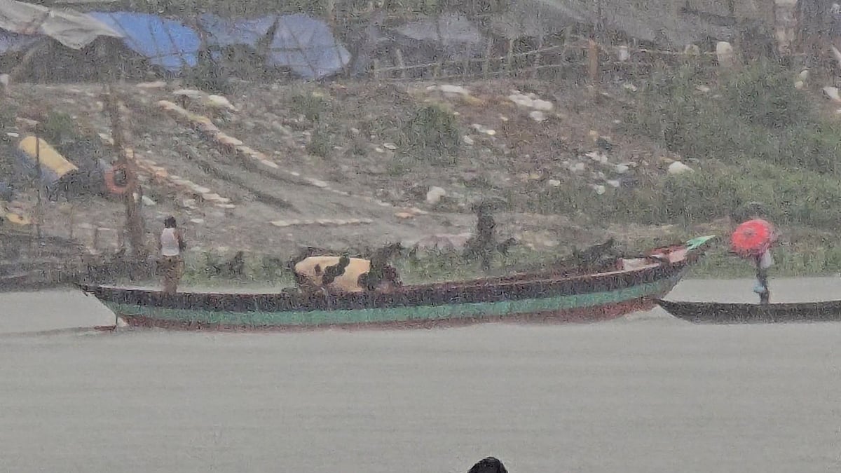 ঝড়বৃষ্টির মধ্যেই ট্রলারে গরু পারাপার সদরঘাটে