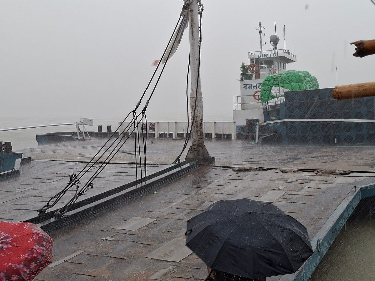 বৈরী আবহাওয়ায় দৌলতদিয়া-পাটুরিয়ায় নৌযান চলাচল বন্ধ ছিল এক ঘণ্টা, ঈদযাত্রায় দুর্ভোগ