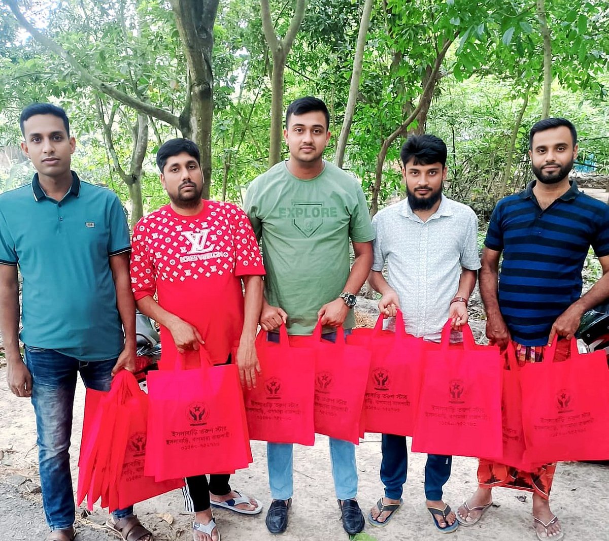রাজশাহীতে ঈদের আনন্দ ভাগ করে নিতে বাড়ি বাড়ি উপহার পৌঁছে দিলেন একদল তরুণ