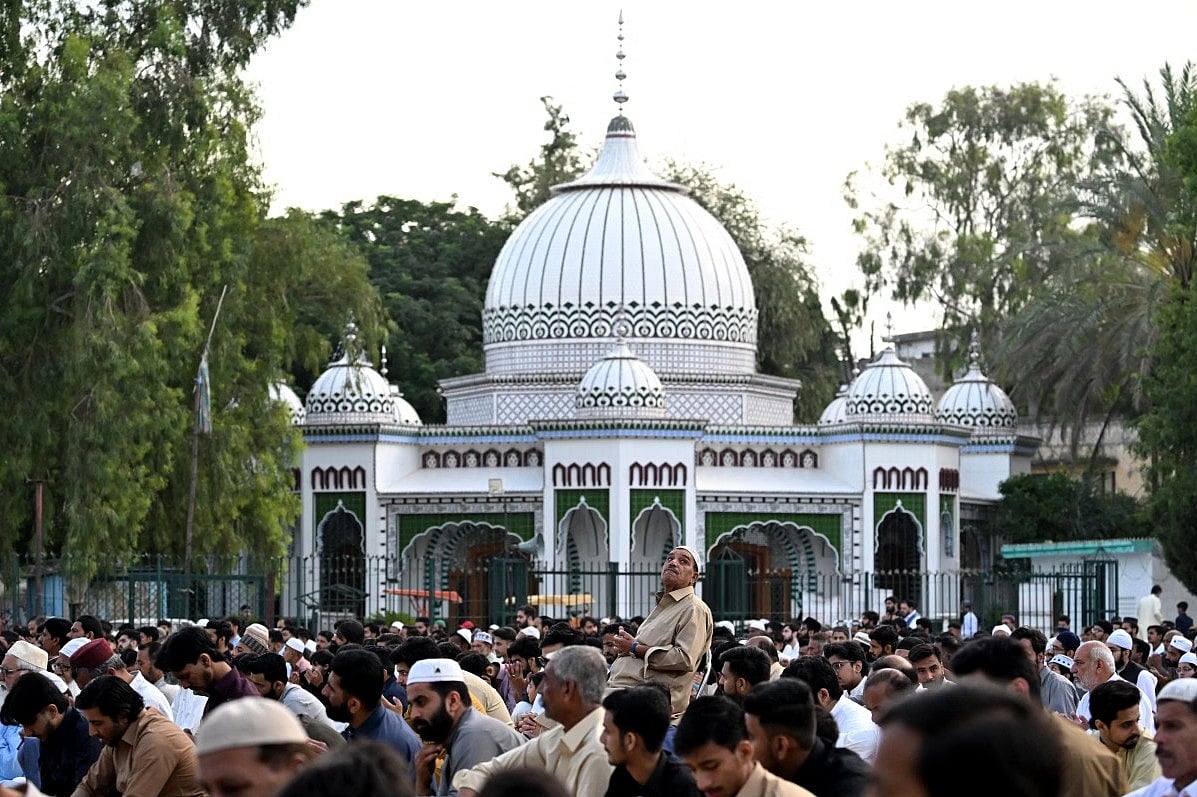 দেশে দেশে ঈদুল আজহা উদ্‌যাপন