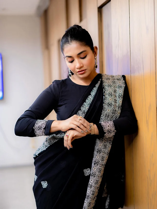 হাতে পরেছেন সোনালি চেনের ঘড়ি