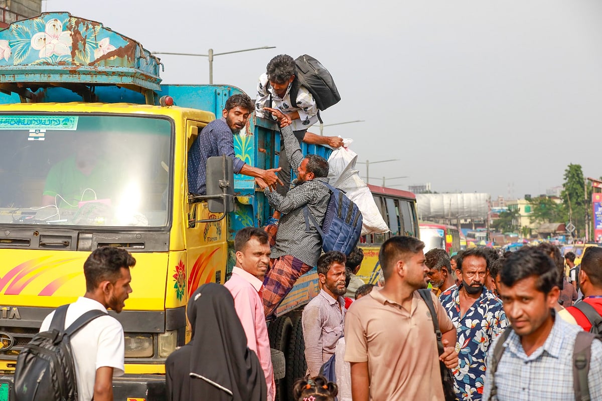 বাসে ঈদযাত্রা: কেউ ৬ ঘণ্টা ধরে বাসের অপেক্ষায়, কেউ পাননি টিকিট