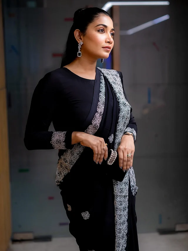 আংটি আর ধূসর নেলকালারের সঙ্গে আছে ম্যাচিং কালো ক্লাচ 