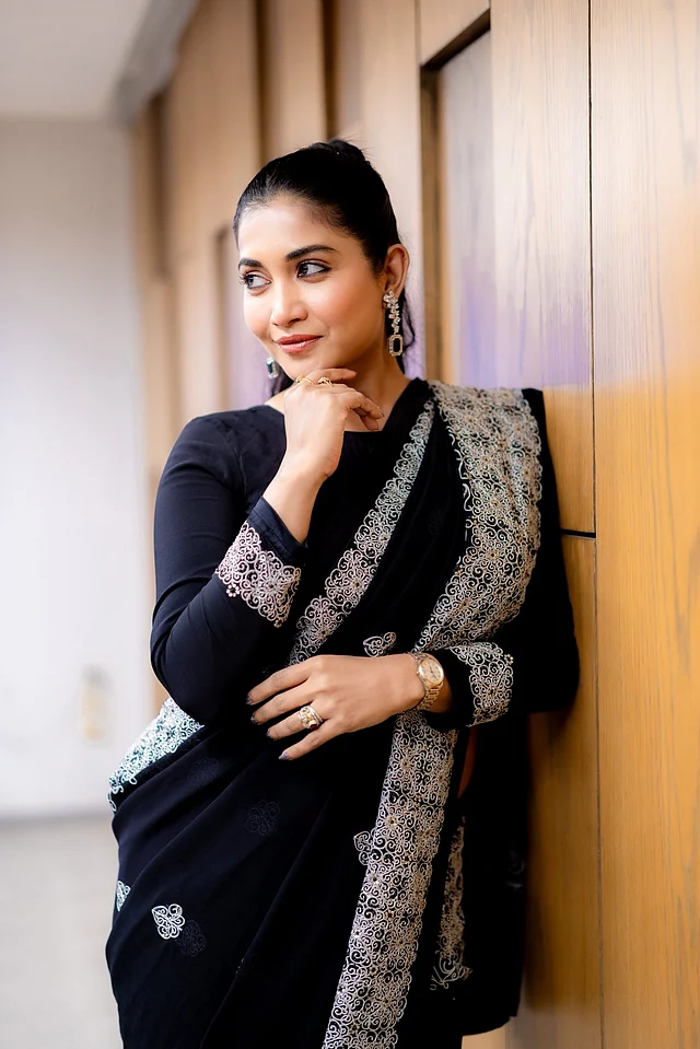 কাজল-আইলাইনার আর হালকা আইশ্যাডো ছাড়া সাজে আর কোনো বাড়াবাড়ি নেই 