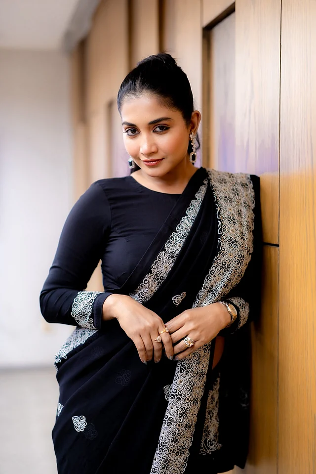 দারুণ ফিটিংয়ের বোটনেক ব্লাউজে একই কারুকাজ করা ফুলস্লিভসের বর্ডারে 