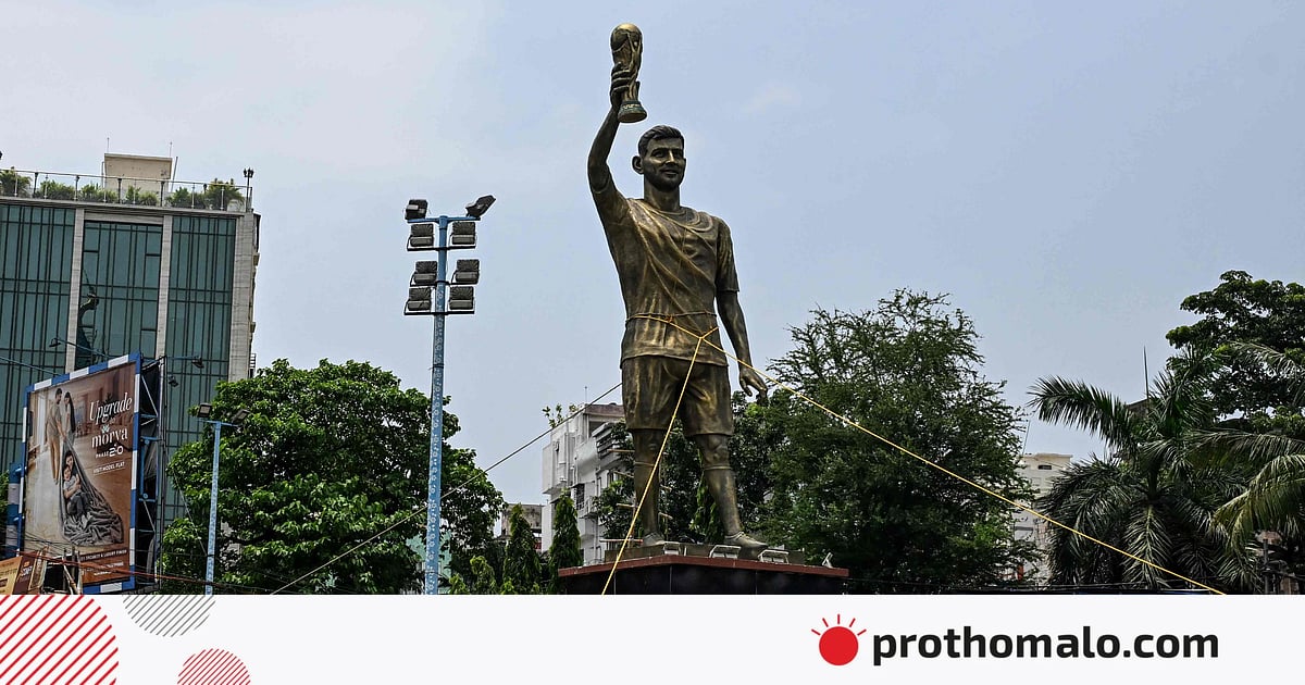 কলকাতায় সরিয়ে ফেলা হচ্ছে মেসির ভাস্কর্য কলকাতায় সরিয়ে ফেলা হচ্ছে মেসির ভাস্কর্য