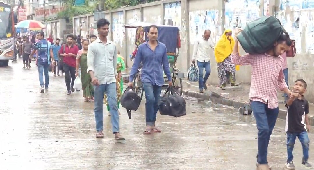 গাজীপুরে দুই মহাসড়কে রাতভর যানজট, সকালে দুর্ভোগ বাড়িয়েছে বৃষ্টি