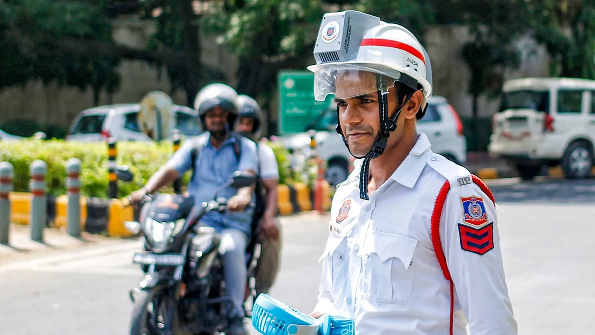 দিল্লির রাস্তায় ‘এসি হেলমেট’, গরমে স্বস্তি ট্রাফিক পুলিশে