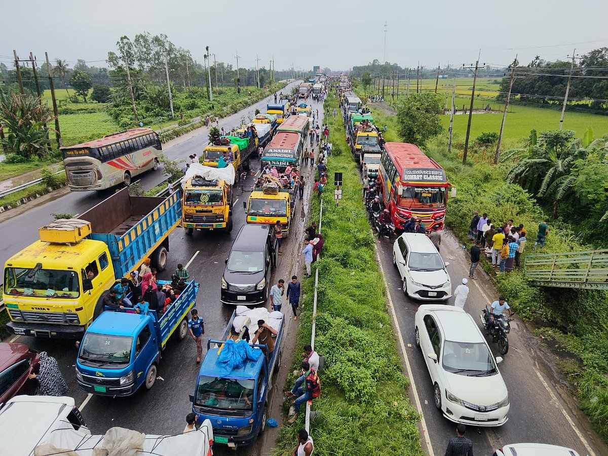 যমুনা সেতুর আগে তীব্র যানজট, ২৫ কিলোমিটারে থেমে থেমে চলছে যানবাহন