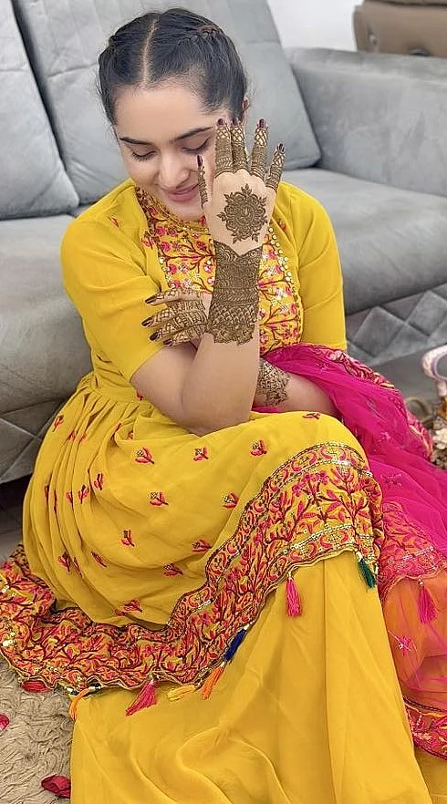 জনপ্রিয় অভিনেত্রী কেয়া পায়েল মেহেদি দেওয়া হাতে ম্যাজেন্টা কাজ করা শর্ষে হলুদ শারারা সেট পরেছেন। নজরকাড়া হেয়ারস্টাইল বেশ মানিয়েছে তাঁকে। 