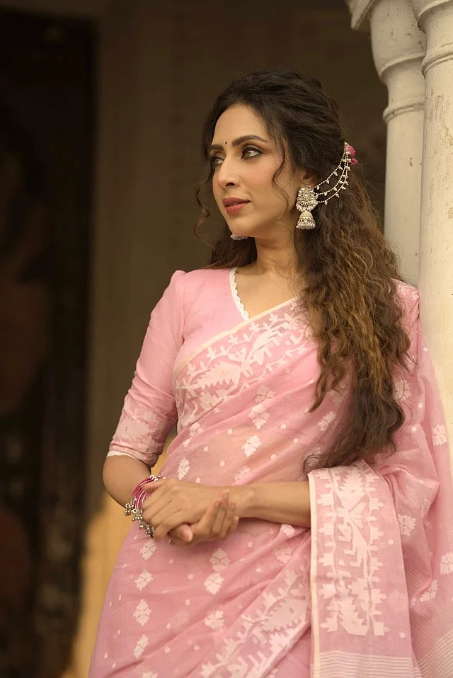 বেবি পিংক জামদানিতে নতুন সিনেমা মালিক-এর গানের লুকে টানা দুলের সাজে ঈদ শুভেচ্ছা জানিয়েছেন বিদ্যা সিনহা মিম 