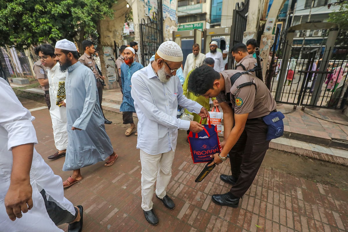 সকাল সাড়ে ছয়টা থেকেই বায়তুল মোকাররম মসজিদে প্রবেশ করছেন মুসল্লিরা