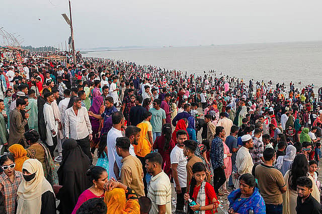 সাদা বাঘ দেখা, সমুদ্রের পাড়ে কাঁকড়া ভাজা আর বেসক্যাম্পের মজা নিতে যেখানে যাবেন