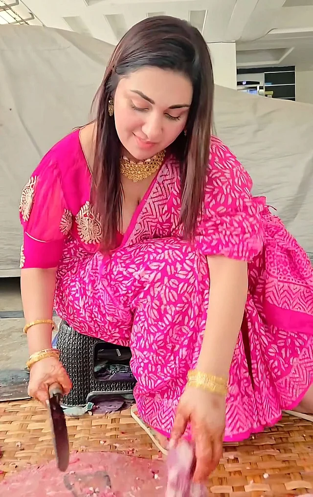 সঙ্গে আছে ডিপনেক ম্যাচিং ব্লাউজ। তাতে সোনালি এমব্রয়ডারি করা। 