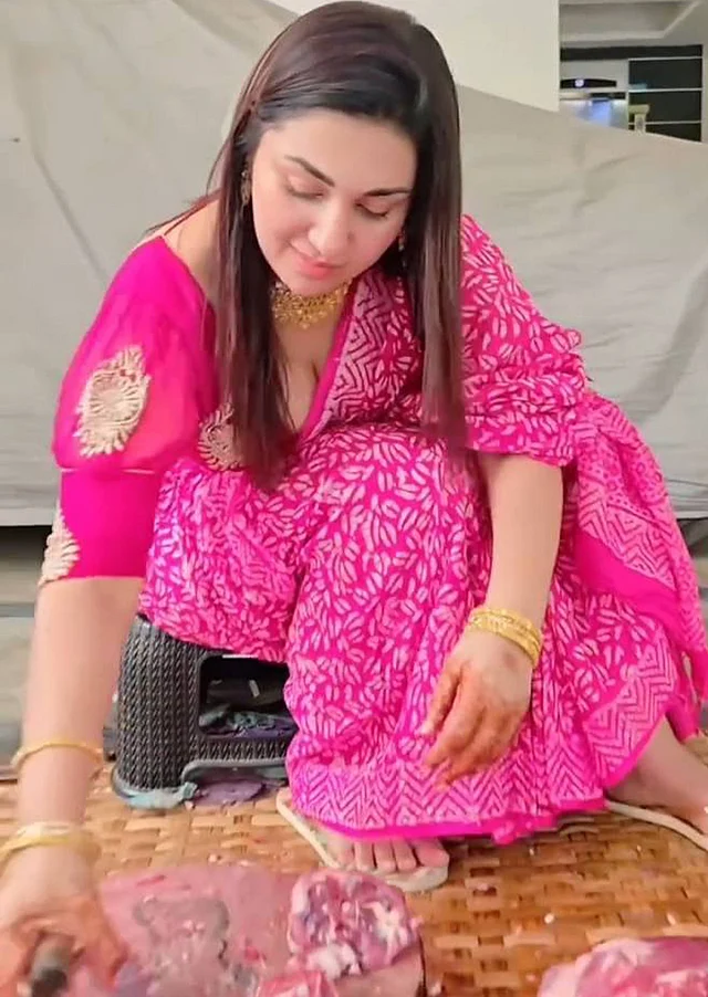 নজরকাড়া ফুশিয়া ফোলাপি ডাইয়ের শাড়ি পরেছেন তিনি 