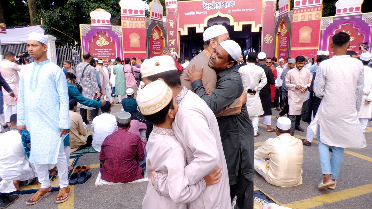 রাষ্ট্রপ্রধান থেকে সাধারণ মানুষ এক কাতারে, সম্প্রীতির বার্তায় ঈদের প্রধান জামাত