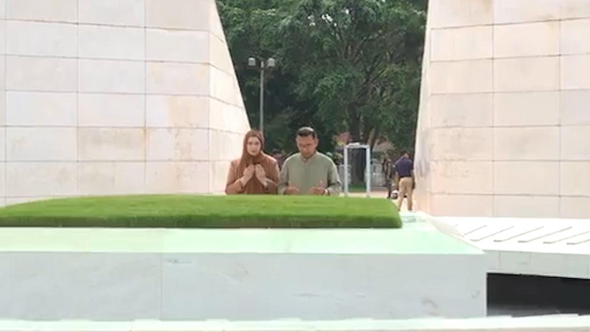 বাবা–মায়ের কবর জিয়ারত করলেন প্রধানমন্ত্রী তারেক রহমান