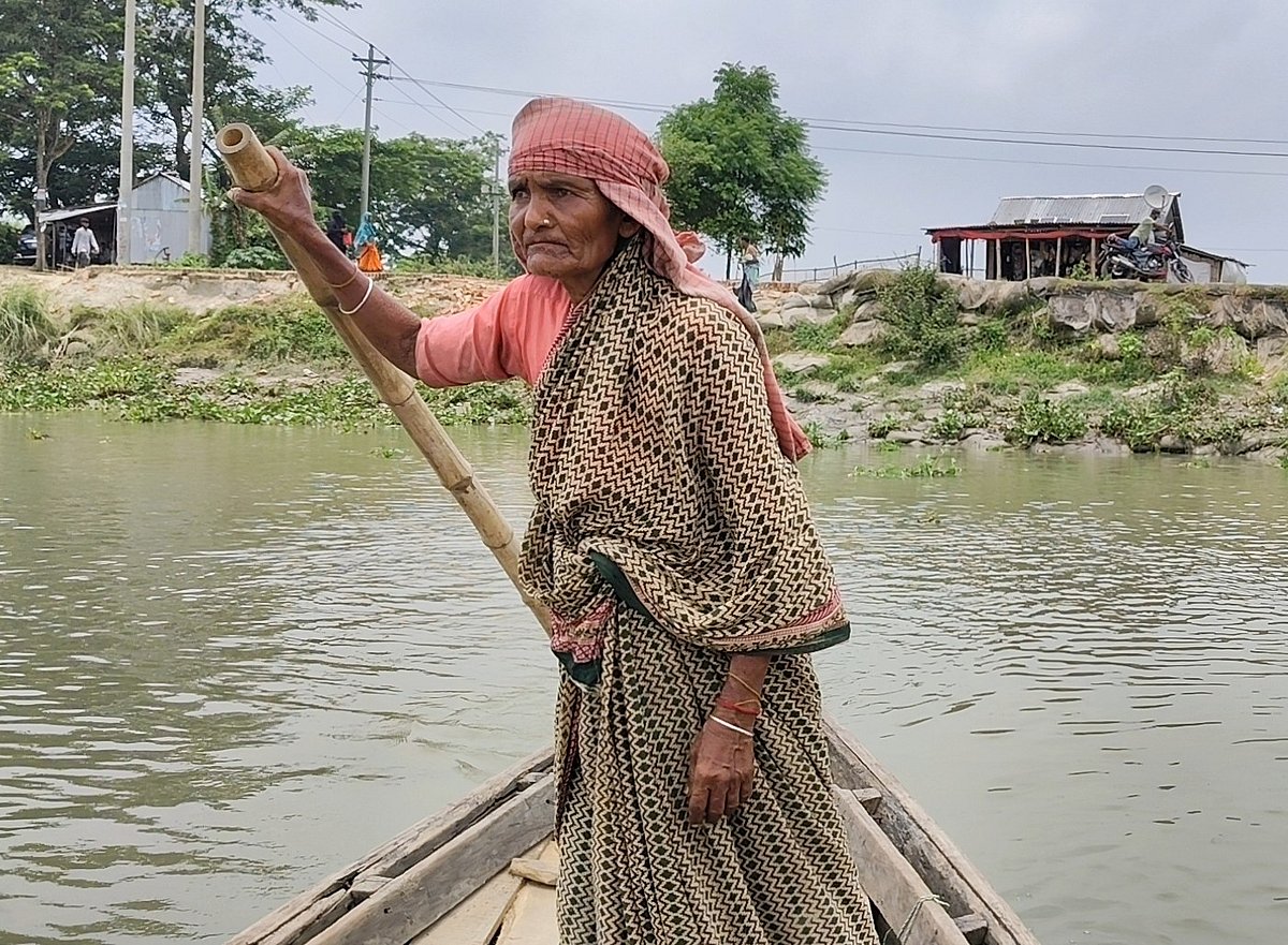 বইঠা হাতে মেঘনায় ২৫ বছর, নদীই এখন তাসলিমার ঠিকানা