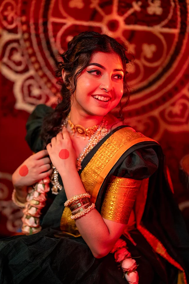বাসন্তী জরীপাড়ের কালো শাড়ি পরেছেন পড়শী পাফড স্লিভসের ম্যাচিং ব্লাউজ দিয়ে