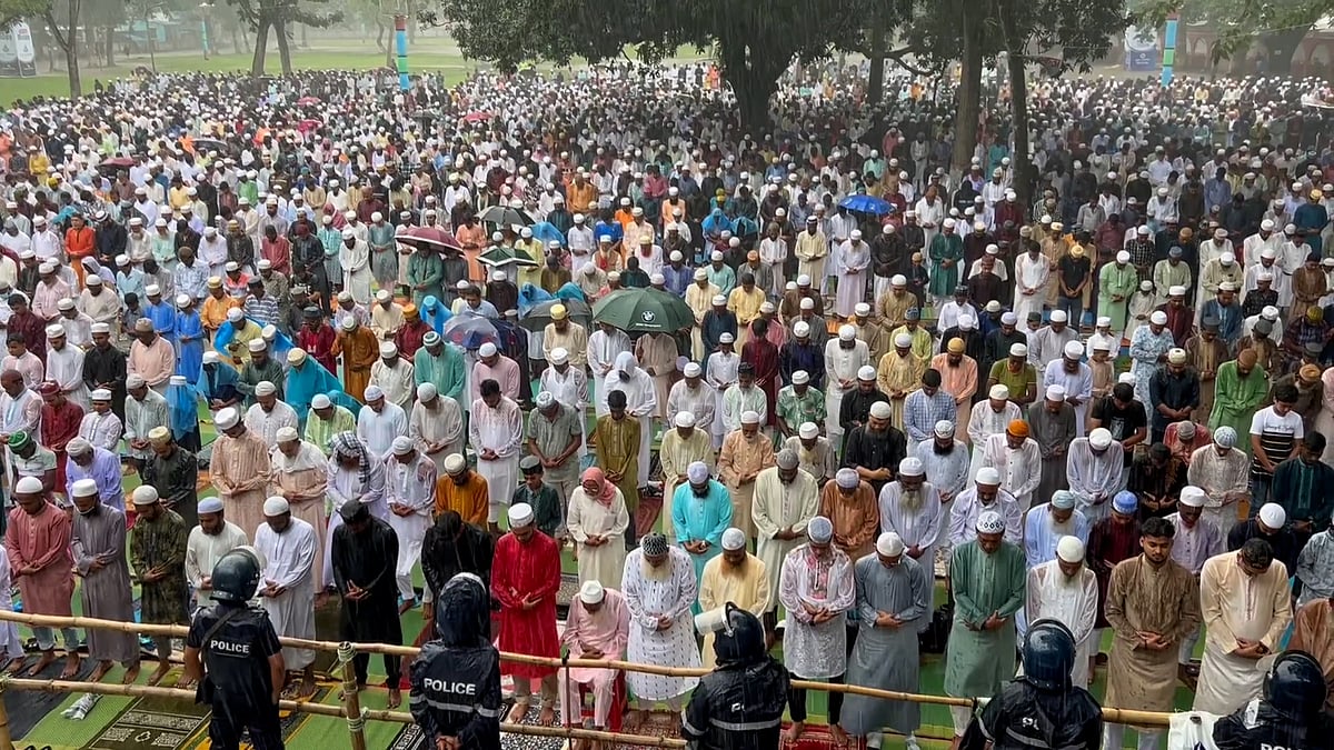 শোলাকিয়ায় বৃষ্টিতে ভিজে ঈদের নামাজ আদায় মুসল্লিদের