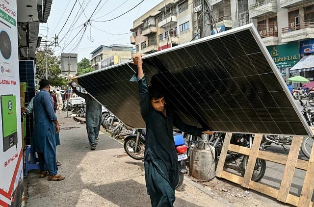 পাকিস্তানে এই জ্বালানি–বিপ্লব কীভাবে ঘটল