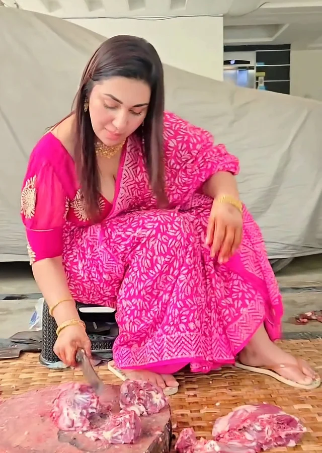 ফলায় সোনার চোকার আর হাতে চুড়ি নজর কাড়ছে 