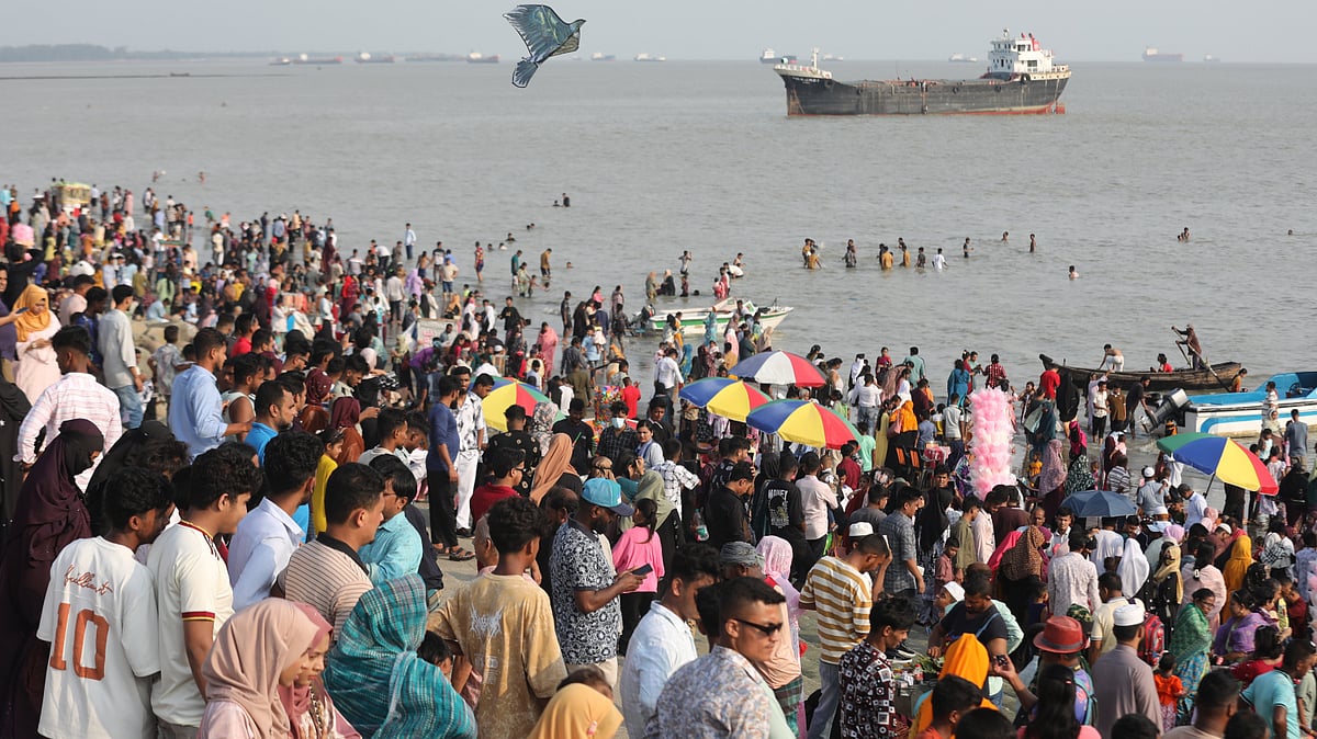 দর্শনার্থীদের উপচে পড়া ভিড়