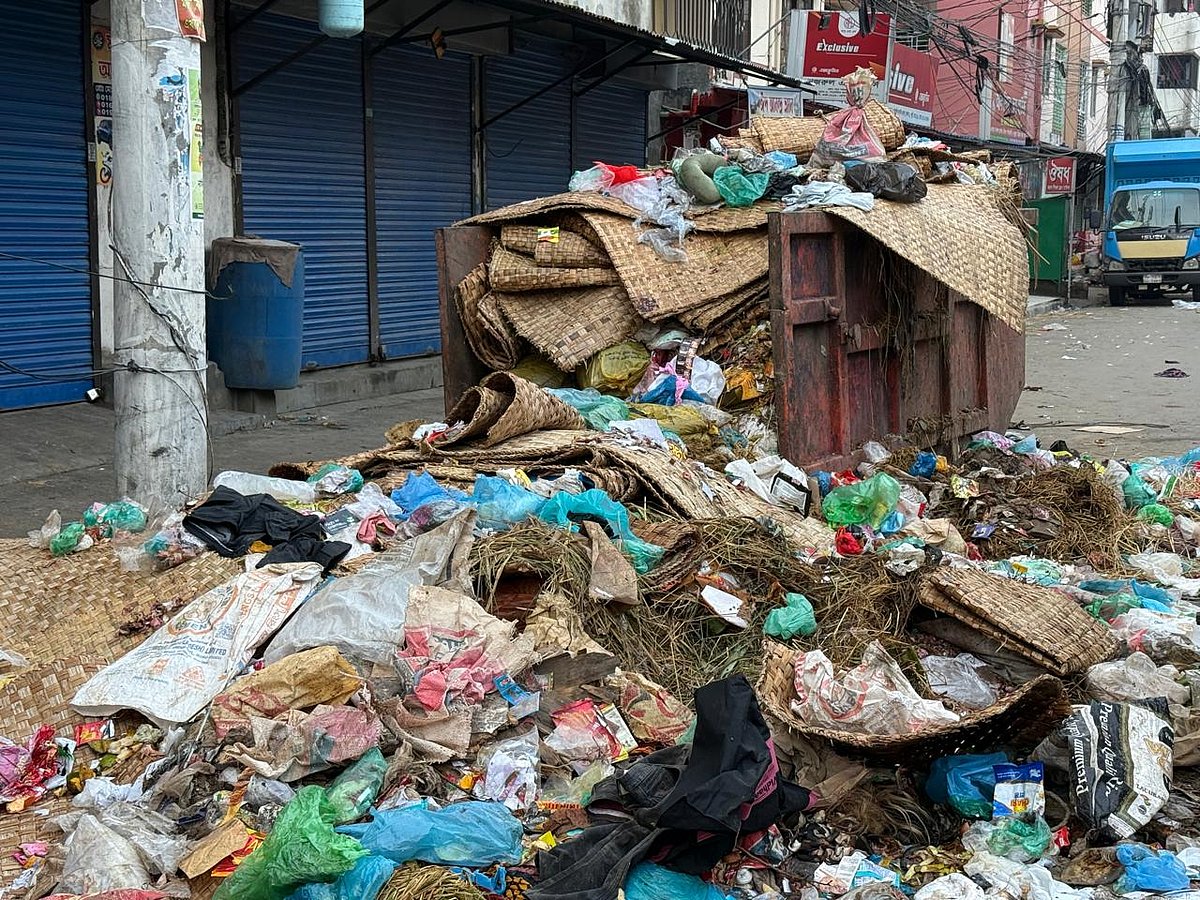 কথা রাখেনি ঢাকার দুই সিটি, ১২ ঘণ্টা পরেও পড়ে আছে বর্জ্য