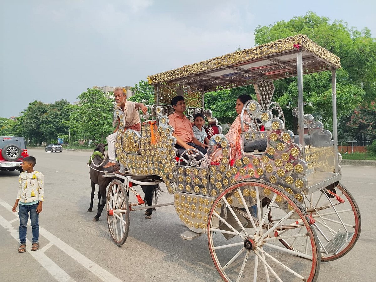ফাঁকা ঢাকায় সংসদ ভবনের সামনে টমটমে চড়ে ঈদ আনন্দ