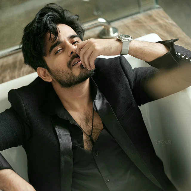 সবকিছু ঘুরেফিরে চলচ্চিত্র ও গল্পের জগতেই এসে মিশে যায়। কারণ গল্পের মধ্যেই থাকতে ভালো লাগে তাঁর