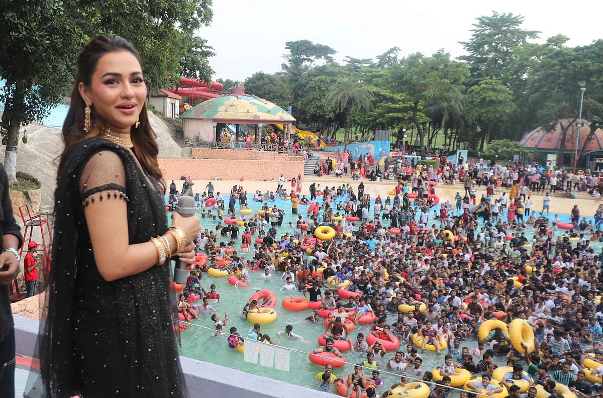 চট্টগ্রামে হঠাৎ দেখা অভিনেত্রী নুসরাত ফারিয়ার সঙ্গে