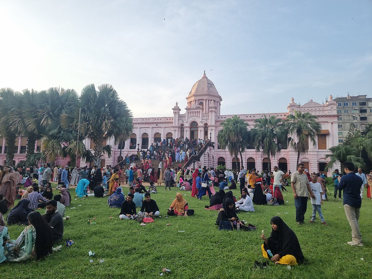ঈদের তৃতীয় দিনেও ভিড় আহসান মঞ্জিলে, ইতিহাস-ঐতিহ্য ঘুরে দেখেন দর্শনার্থীরা