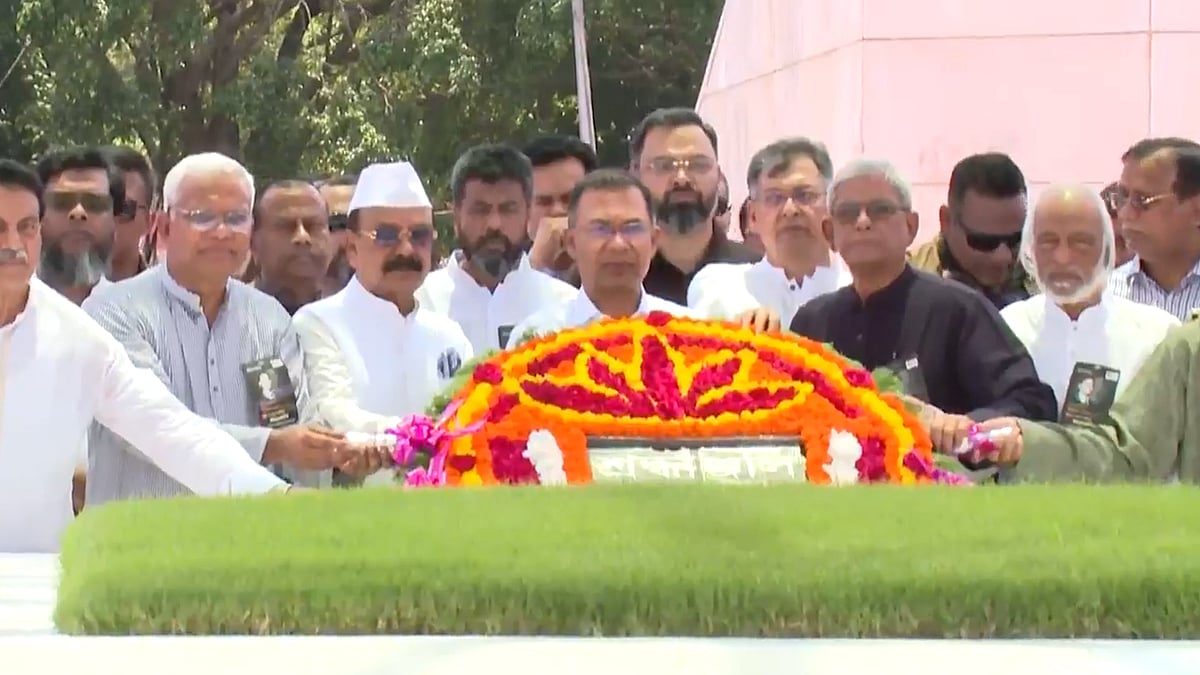 জিয়াউর রহমানের সমাধিতে শ্রদ্ধা জানালেন প্রধানমন্ত্রী তারেক রহমান