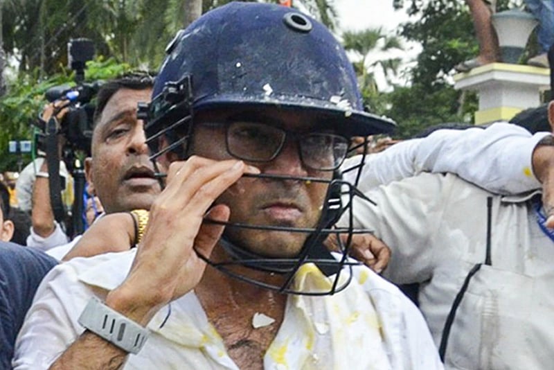 নিহত কর্মীর বাড়িতে যেতে বিক্ষোভের মুখে অভিষেক, ছোড়া হলো ডিম-জুতা