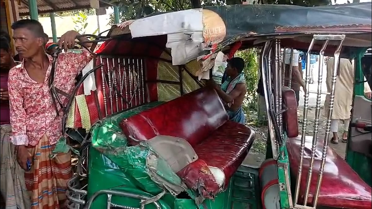 অটোরিকশায় পিকআপের ধাক্কা, বাবা–ছেলে নিহত