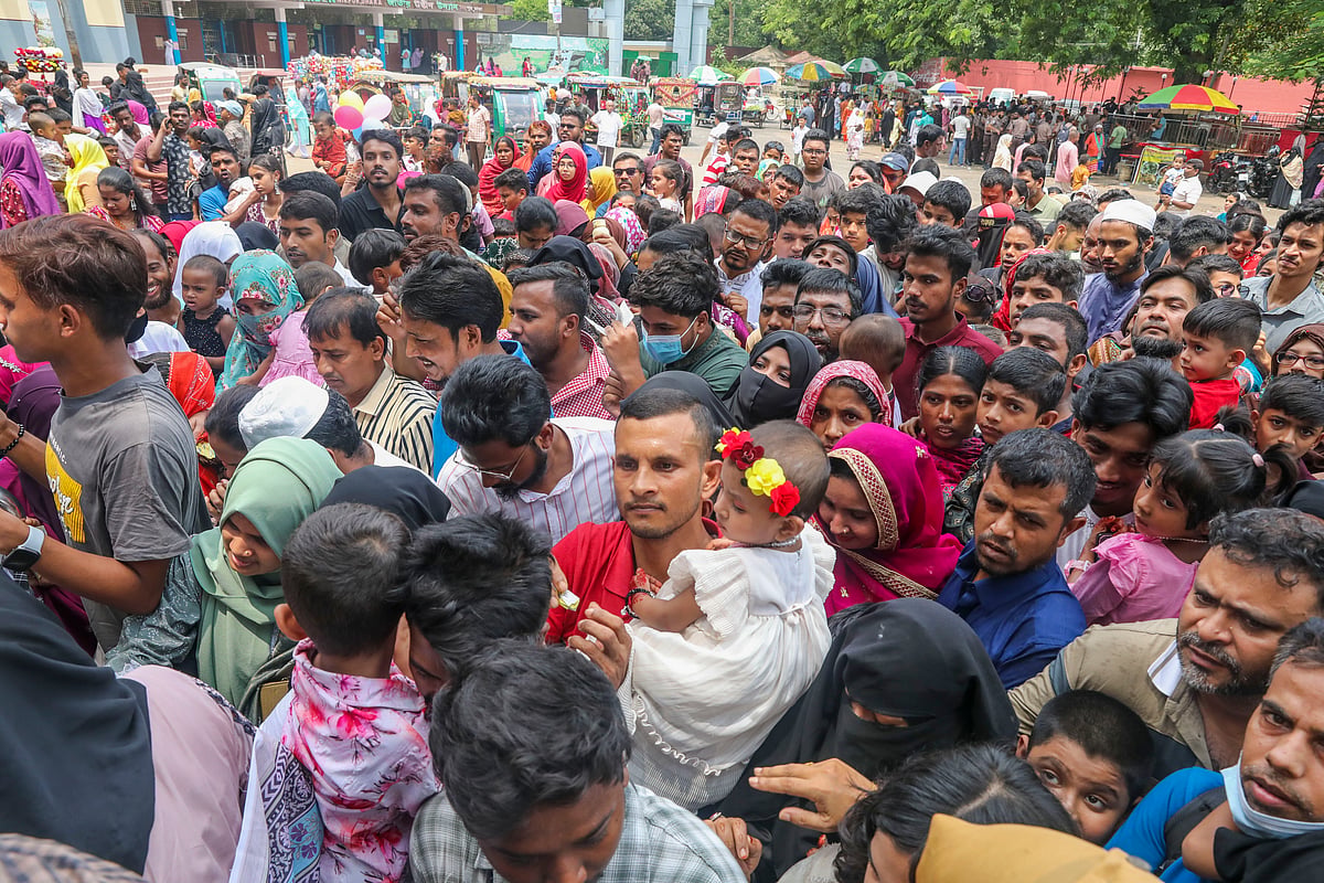 জাতীয় চিড়িয়াখানার প্রবেশপথে দর্শনার্থীদের ভিড়