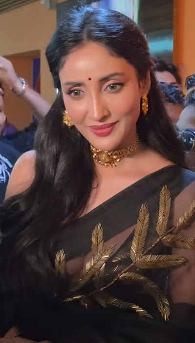 অ্যান্টিক সোনালি কাজ করা কালো শিফন শাড়ি, লাল ছোট টিপ, লাল লিপকালার আর গোল্ডেন দুল-চোকারে দেখা যাচ্ছে মিথিলাকে রকস্টারের সংবাদ সম্মেলনে 