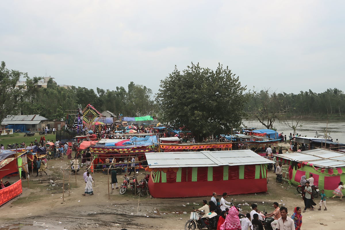করতোয়া নদীর পাড়ে চলছে ঈদ আনন্দমেলা