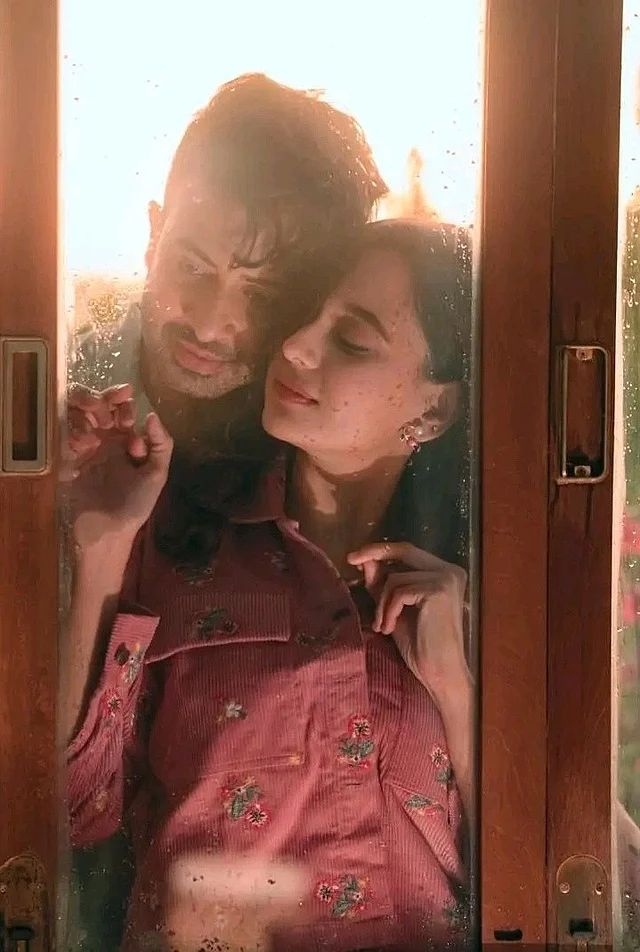 শাকিব খানের সঙ্গে রোমান্টিক দৃশ্যে গোলাপি শার্টে মীরা চরিত্রে স্নিগ্ধতা ছড়াচ্ছেন  সাবিলা নূর