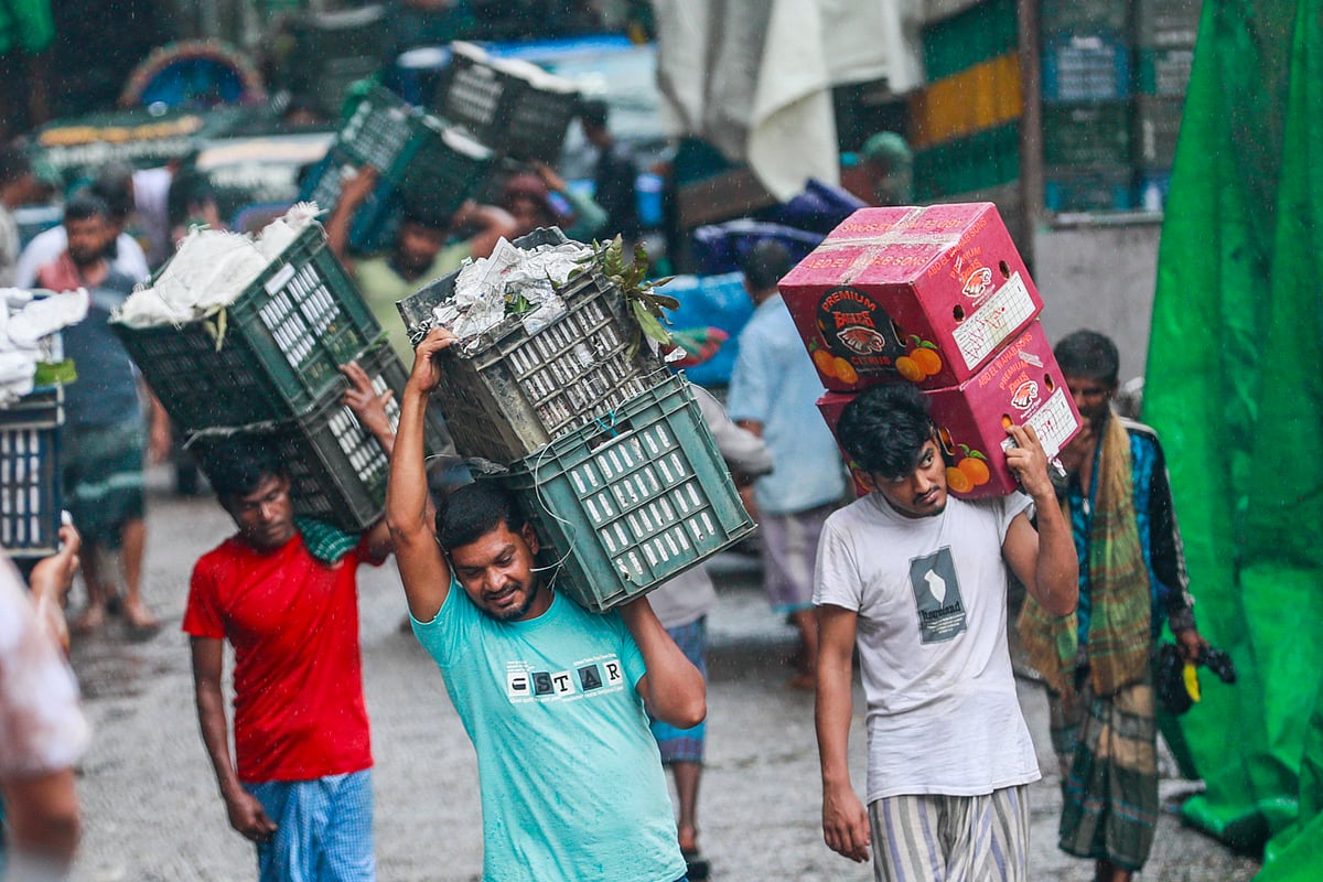 ক্রেটে করে ফল নিয়ে যাচ্ছেন খুচরা বিক্রেতারা