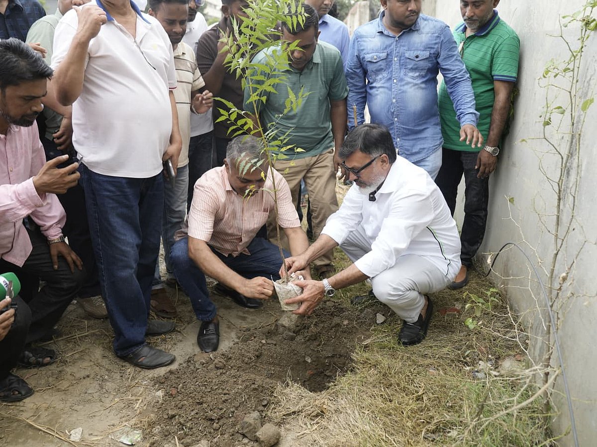 ইজারাদারের উদ্যোগে তেজগাঁওয়ে কোরবানির পশুর হাটের জায়গায় বৃক্ষরোপণ