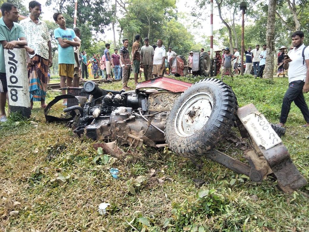 শ্রীমঙ্গলে রেলক্রসিংয়ে ট্রাক্টরের সঙ্গে কালনী এক্সপ্রেসের সংঘর্ষ, গেটম্যান বরখাস্ত