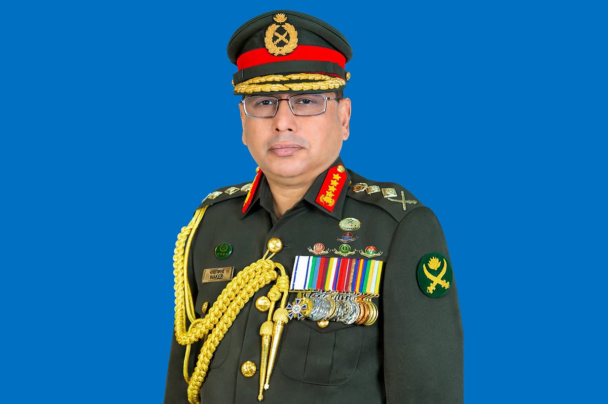 পবিত্র হজ পালন শেষে দেশে ফিরেছেন সেনাপ্রধান