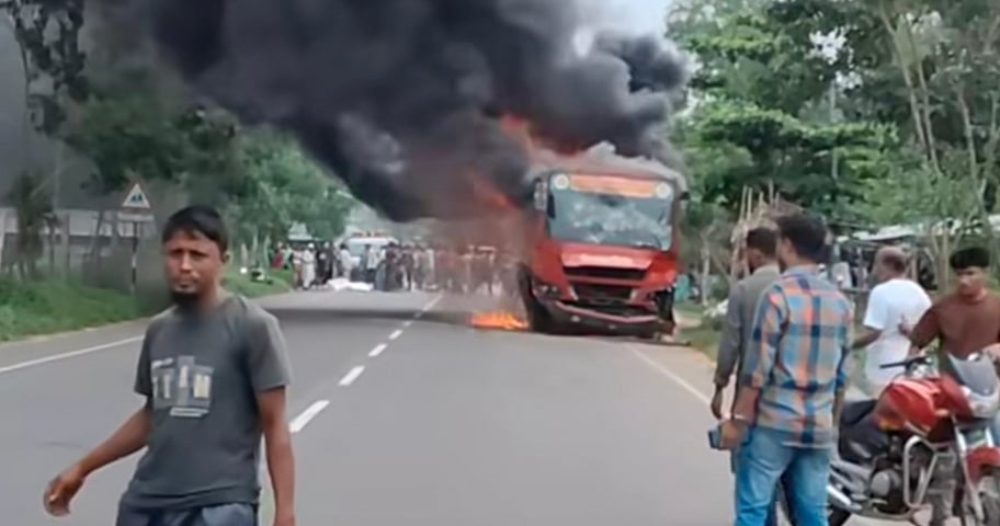 মোটরসাইকেল আরোহী বাবা-ছেলে নিহত, ক্ষুব্ধ জনতার আগুনে পুড়ল বাস